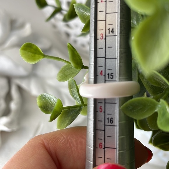 Shell Ring Carved Leaf Design - Picture 3 of 8